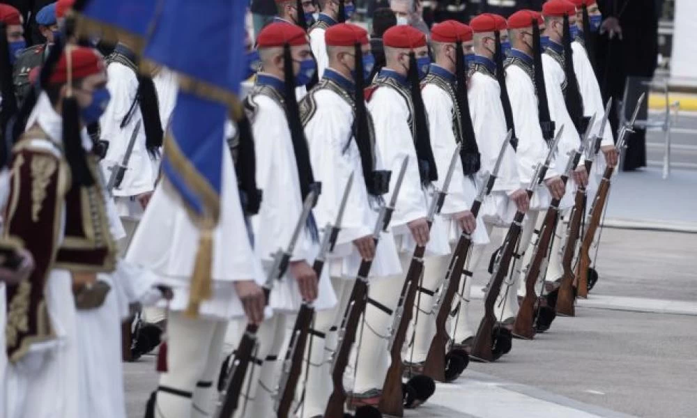 Ανατριχιάζει ο συμβολισμός στον βηματισμό της Προεδρικής Φρουράς